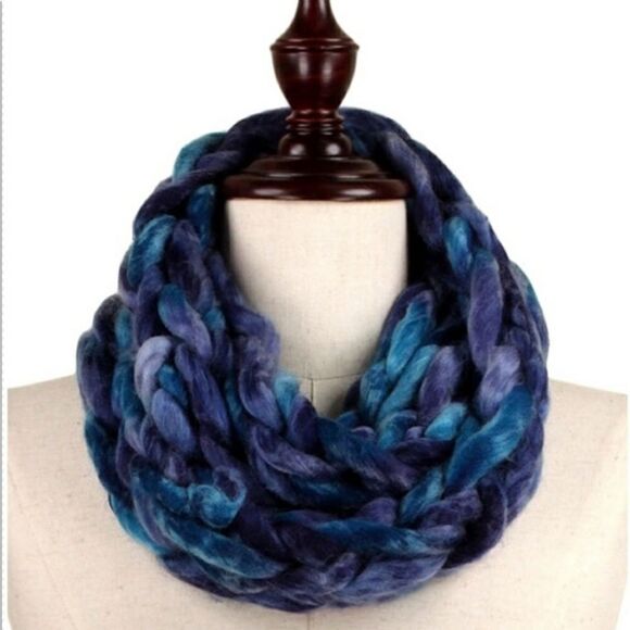 Gorgeous Chunky Knit Infinity Scarf - Picture 1 of 5